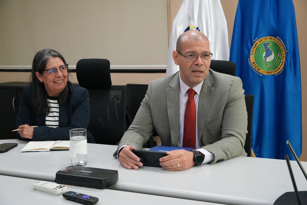 SECOMISCA's tweet image. 📍Este día, el Secretario Ejecutivo del #COMISCA, José Renán De León, recibió la visita de cortesía del Director Ejecutivo del Proyecto de Integración y Desarrollo de Mesoamérica (DEPM), Roberto Carlos Salazar Figueroa.

🤝El encuentro permitió fortalecer lazos de cooperación