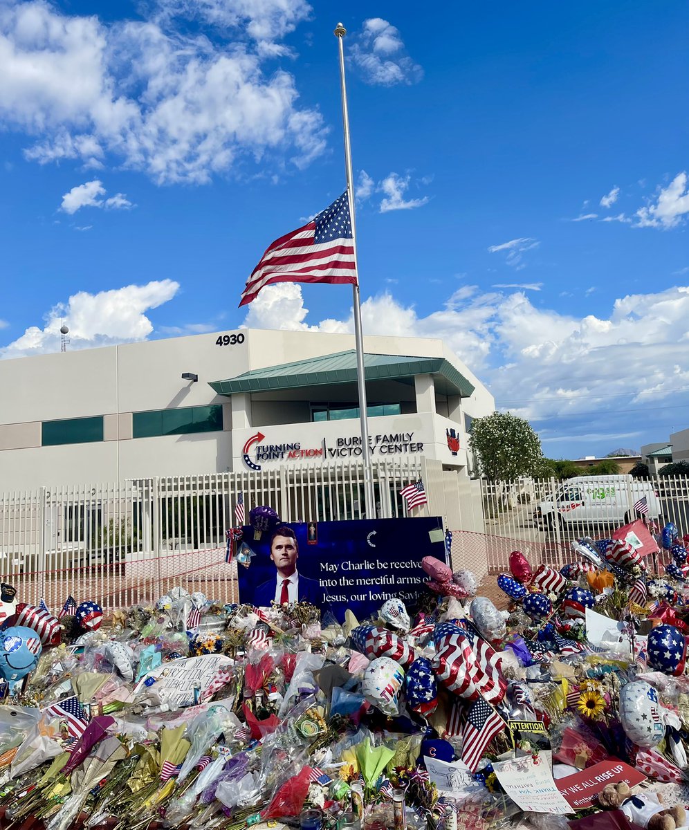 KeithWKiser's tweet image. A very moving tribute to @charliekirk11 at @TPUSA headquarters in Phoenix. Rows of flowers, flags, pictures, et al run for at least a hundred yards. 🙏 💔