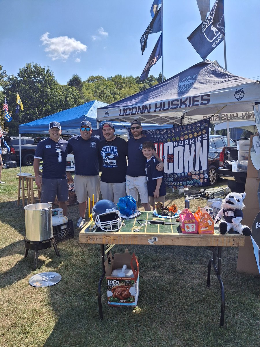 MarcjzHARTFORD's tweet image. As we go from Delaware, to @BallStateFB of Delaware County, Indiana, our award-winning @SonsOfNutmeg tailgate menu is here for what looks to be a beautiful day! Gate C. We are looking forward to a great day of 🏈 and a @UConnFootball win! Let&apos;s go!! @KSOB9188 @mkabs320 #BlockC