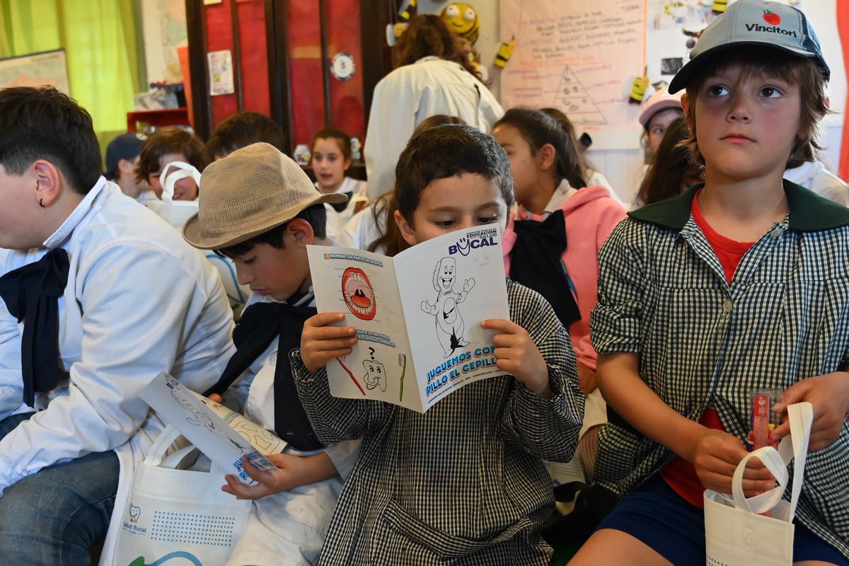 🚸 La Escuela N°69 de Sauce de Casupá (Florida) fue el punto de encuentro de 8 escuelas rurales de la zona en una jornada de Salud Bucal organizada por ASSE. Niños y niñas participaron de actividades educativas para aprender cómo mantener una sonrisa sana desde temprana edad.