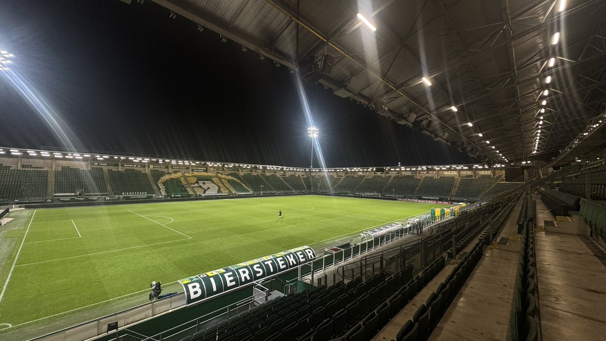 woutfassbender's tweet photo. 🗞️Dit weekend in @ADDenHaag een verhaal over de rentree en de rol van Daryl van Mieghem bij ADO Den Haag én de eerste goal van Cameron Peupion voor de club; de aanvaller is eindelijk over de drempel heen #adodenhaag #adoalm #kkd https://t.co/Pd9Ybq6BHC