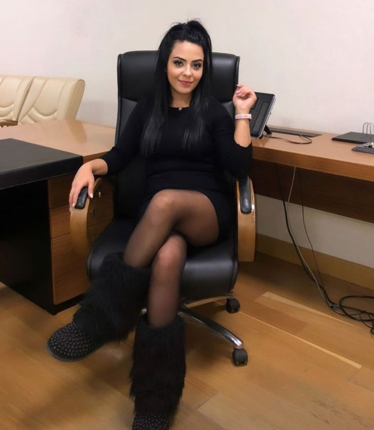 celeblife360's tweet image. Radiant beauty rocks a sleek black dress and trendy boots! Pure sophistication!

#StunningStyle #BlackDress #TrendyBoots #ElegantLook #Pantyhose #Tights