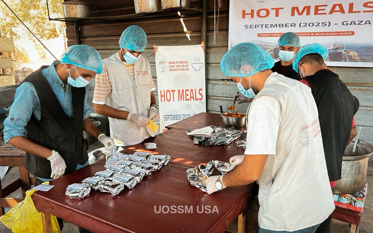 Amidst hardship and displacement in Gaza, <a href="/UOSSMUS/">UOSSM USA</a> distributed hot meals to families who lost their homes, offering a brief moment of comfort and hope in their difficult reality.
Donate now and bring warmth and hope to those in need: secure.uossm.us/forms/gazareli…
#UOSSM #Gaza #Hope