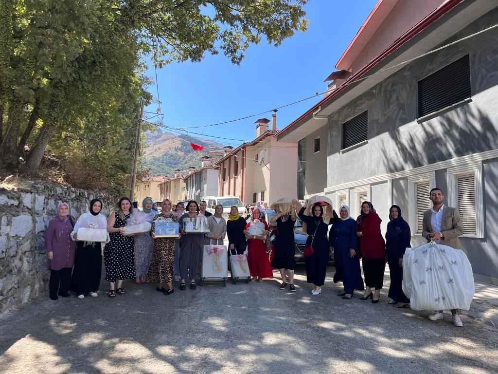 AKKadinDenizli's tweet photo. 📍 Babadağ

İl Kadın Kolları Yönetim Kurulu Üyemiz Hatice Cindemir, İlçe Kadın Kolları Başkanımız Tuğba Bütün Donanmaoğlu,Önceki Dönem İlçe Kadın Kolları Başkanımız @fatmaa_erdogann11,Babadağ İlçe Meclis Üyemiz  Osman Kocaayan’ın oğlunun tahıl darısı katıldılar. https://t.co/WLbMhdVjGB
