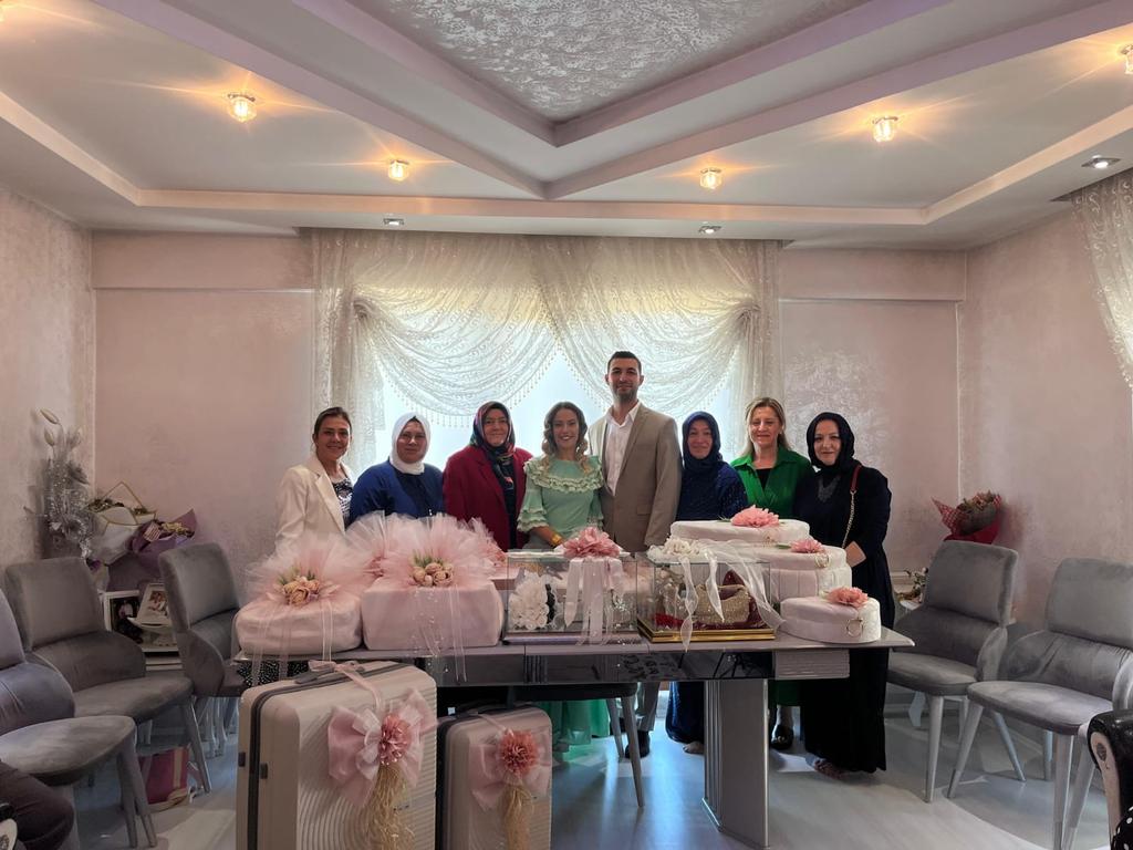 📍 Babadağ

İl Kadın Kolları Yönetim Kurulu Üyemiz Hatice Cindemir, İlçe Kadın Kolları Başkanımız Tuğba Bütün Donanmaoğlu,Önceki Dönem İlçe Kadın Kolları Başkanımız @fatmaa_erdogann11,Babadağ İlçe Meclis Üyemiz  Osman Kocaayan’ın oğlunun tahıl darısı katıldılar.