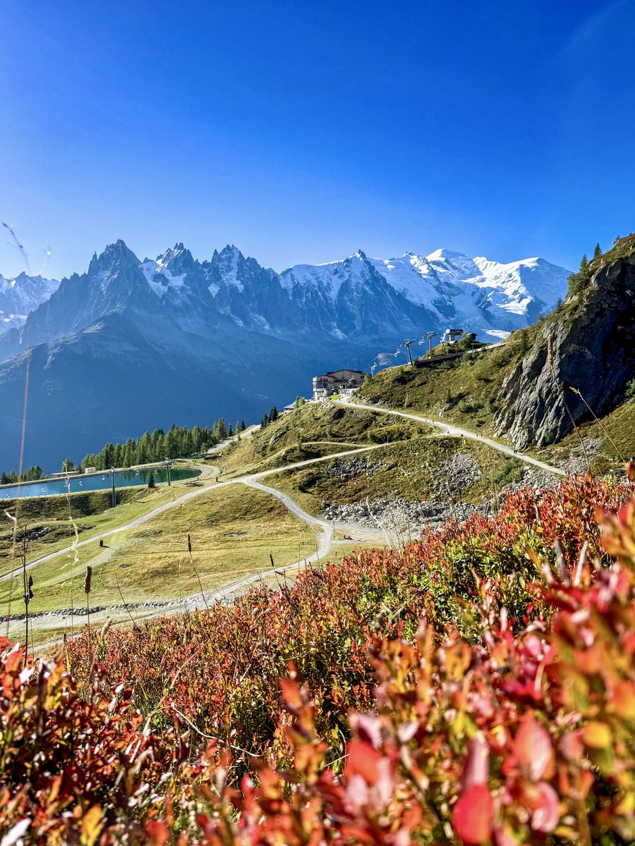 La Flégère sous ses couleurs d’automne et son soleil d’été 🌞🍂
Encore tout le week-end pour en profiter avant la fermeture, ce dimanche 21 septembre. 

#flegere #chamonix