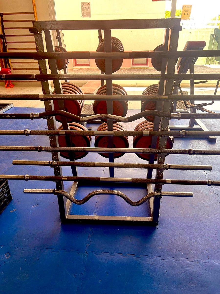 Mi gimnasio es “vintage” 😂
Esas pesas tienen los mismos años que yo, fijo.