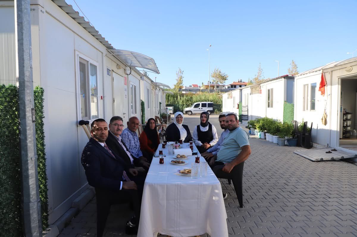 📍Altınözü/HATAY

Türkiye Yüzyılı Şehir Buluşmaları kapsamında İlçe Başkanımız Hakan Dönmez ve Teşkilatımızla  birlikte aziz şehidimiz P. Söz. Er İsmail Esmer’in kıymetli ailesini ziyaret ettik.

Şehidimizin emaneti olan ailesine bir kez daha saygı ve hürmetlerimizi sunduk.