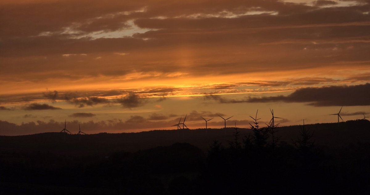 Havnt seen a sunset quite this good in a long time, over Drumquin, tonight. With a faint sun pillar too. <a href="/bbcniweather/">BBC NI Weather</a> <a href="/barrabest/">Barra Best</a> <a href="/WeatherCee/">Cecilia Daly</a> <a href="/Louise_utv/">Louise Small</a> <a href="/WeatherAisling/">Aisling Creevey</a> <a href="/Ali_Totten/">Ali Totten</a> <a href="/deric_tv/">Deric</a>