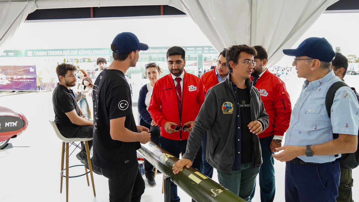 📍TEKNOFEST

Genç ASKON Genel Başkanımız Sayın Mehmet Fatih Demirci ve yönetim kurulu üyelerimizle birlikte, ülkemizin yerli ve milli teknoloji hamlesinin en önemli adreslerinden biri olan TEKNOFEST’te stantları ziyaret ederek projeler hakkında bilgi aldık ve geleceğe dair