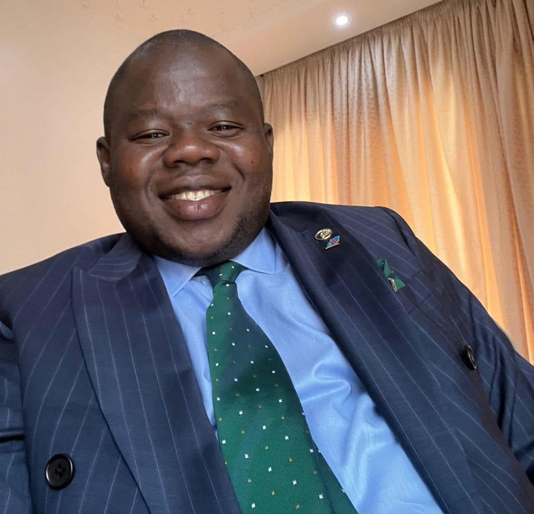 KamusakyJossar1's tweet image. Un certain #MULUMBA, membre du cabinet du deuxième vice-président de l'Assemblée nationale, a également signé la pétition contre le Président de l'Assemblée alors qu'il n'est pas député national.  ⤵️
@Bev_TSHIMINYI @jacquelinemputu @Bibishe6 @Bibimusafi  @fatshi13