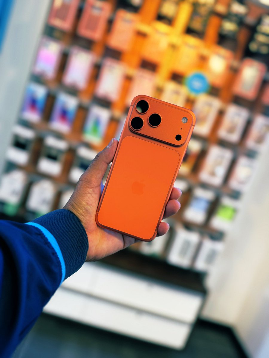 Come and get it!!!!!! Don’t miss your chance at getting the new iPhone 17 Pro Max in the Cosmic Orange!

#londonsquare
