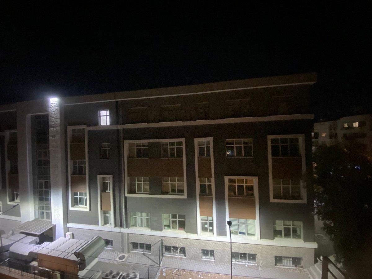 idoganelii's tweet photo. Saat kaçta aradık; ihbar ettik. Okulun içinde cirit atıyorlar, eşyalarla oynuyorlar. Bizi görüp ışıkları kapayıp içeride telefonla dolanıyorlar. Ekip yönlendiriyoruz dediler? okul yanınca ya da eşyalar zarar görünce faturası kime kesilecek ? Bunlar neden bizim evi gözetliyor? https://t.co/sVJr3hIHWI