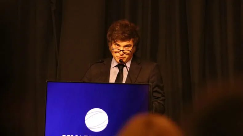 En Córdoba, <a href="/JMilei/">Javier Milei</a>  culpa a la política por la crisis y se compara con De la Rúa. “No van a poder frenar el cambio”

Enterate más 
goo.su/ybYZD