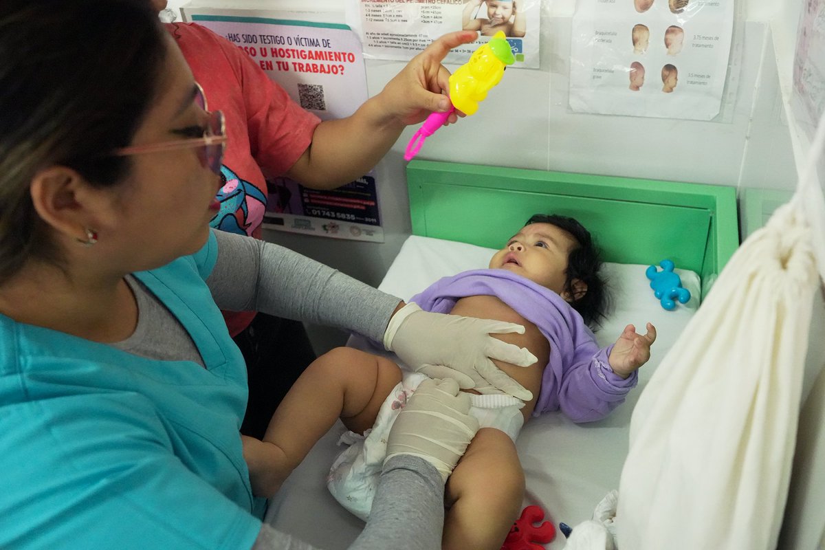 DirisLC_oficial's tweet photo. 👶💙 ¡Cuidamos de la primera infancia!

En el C.S. Mirones Bajo acompañamos a niñas y niños en sus controles CRED 🌟 para asegurar su desarrollo sano y feliz.

✅ Proteger la niñez es construir un futuro más fuerte.

#DIRISLimaCentro #SaludInfantil #CRED https://t.co/sHRApPT6sl