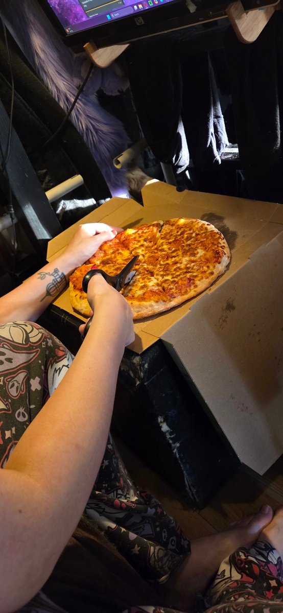 My wild encounter with someone using scissors to cut a pizza