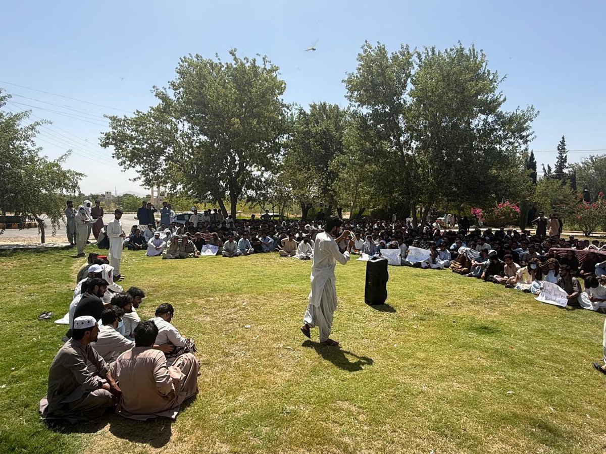 BSAC_KHUZDAR's tweet photo. 2. Shut down. There is chance of police crackdown and detention of the students. For such a situation the police, district administration &amp; university admin shall be responsible for any unavoidable incident.
We have our basic right to protest against the wrongful acts. https://t.co/GXE7L8QJhh