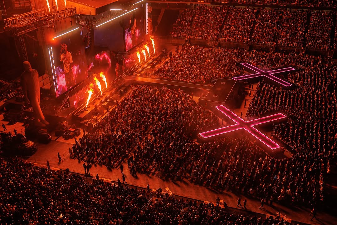 hwloiza's tweet photo. This is what a celebration of 20 years of career looks like.

Chris Brown did THAT. https://t.co/SQA0ZGVP75