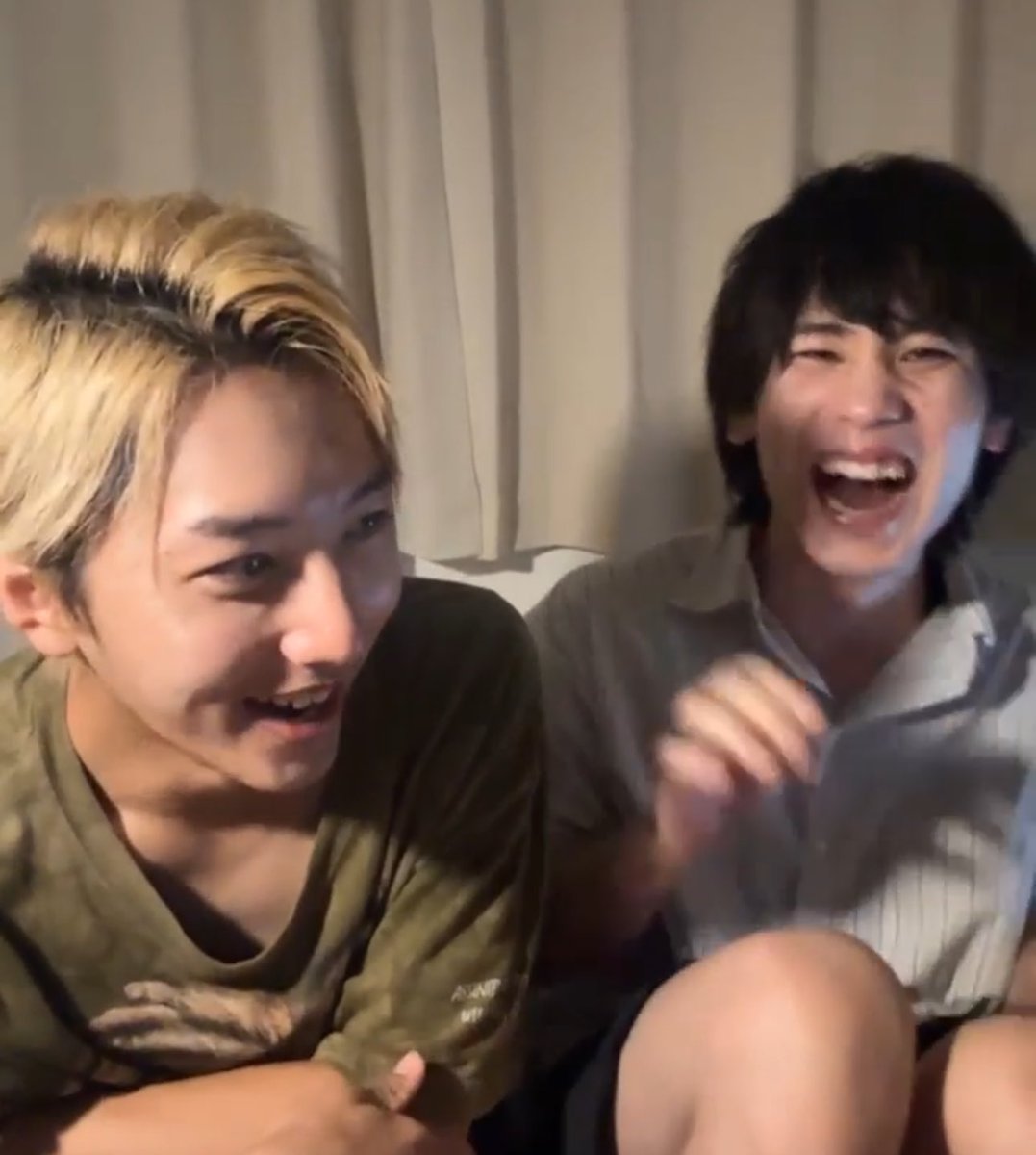 おはよ☀️
昨日のライブリアタイ出来たし、楽しかった〜😊　寝る前もアーカイブで寝落ち💤
相変わらず仲良しだし、笑顔最高❤️  
最後までずーっとニヤニヤ😍　
きょーたくんビジュよすぎ💜
みっちゃんかわい〜し💛
やっぱ大好きだな♡♡ 
今日もがんばろ〜( •̀ᄇ• ́)ﻭ✧
#おにサブ　#おにラブ