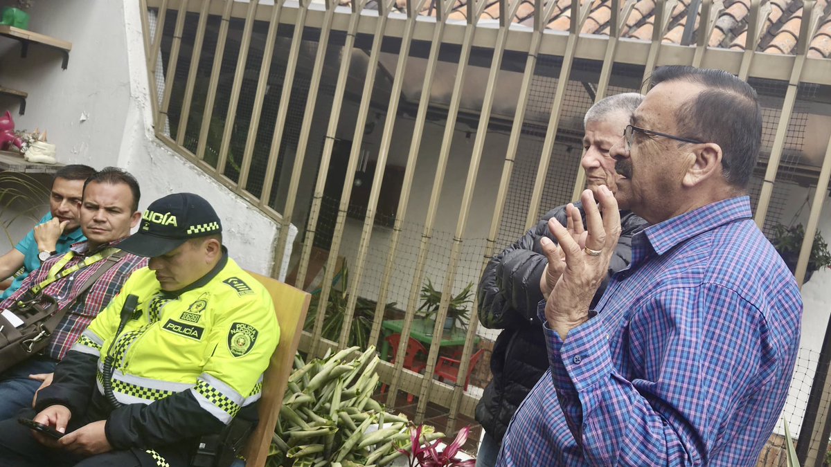 📍 En Rancho Grande – Cedritos (Usaquén) nos reunimos con vecinos y líderes de la comunidad en una mesa de trabajo citada junto a la edilesa <a href="/AndreaLugoC12/">Dolly Andrea Lugo Cortés</a> 

Conversamos sobre las principales preocupaciones del sector: movilidad, infraestructura y seguridad. 🚦🏗️👮‍♂️

Seguiremos