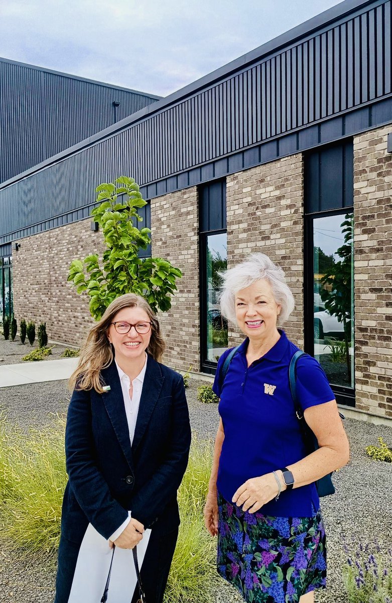 CarmelaConroy's tweet image. Delighted to run into #Spokane City Council Member @kittyklitzke at the grand opening of #VOA Crosswalk shelter for homeless youth. We agree on the importance of the initiatives to support our parks and schools, of saying #YesToKids!