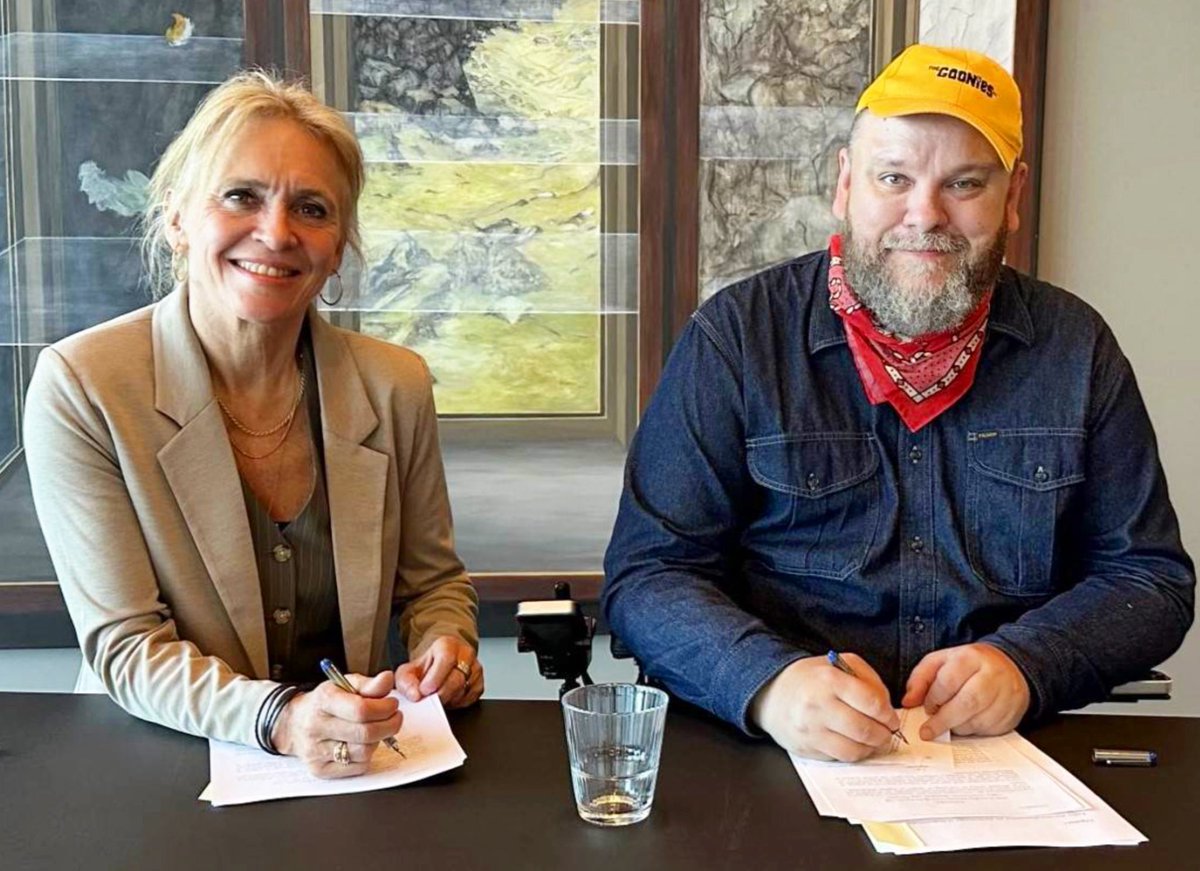 It’s often difficult to watch the news and not feel helpless. 

Yesterday I signed an agreement on behalf of <a href="/rampupteam/">Ramp Up</a> with Þorgerður Katrín, the Icelandic Minister of Foreign Affairs.

We're teaming up to build 1000 ramps in Ukraine over the next 4 years, with the Icelandic