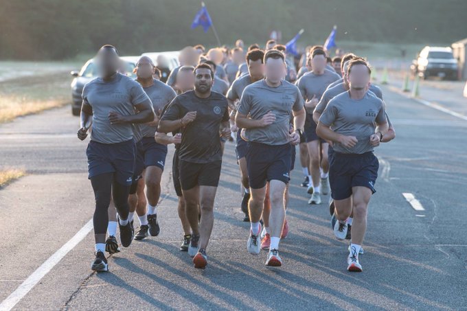 G1PTbfrWgAA-ESJ?format=jpg&name=small