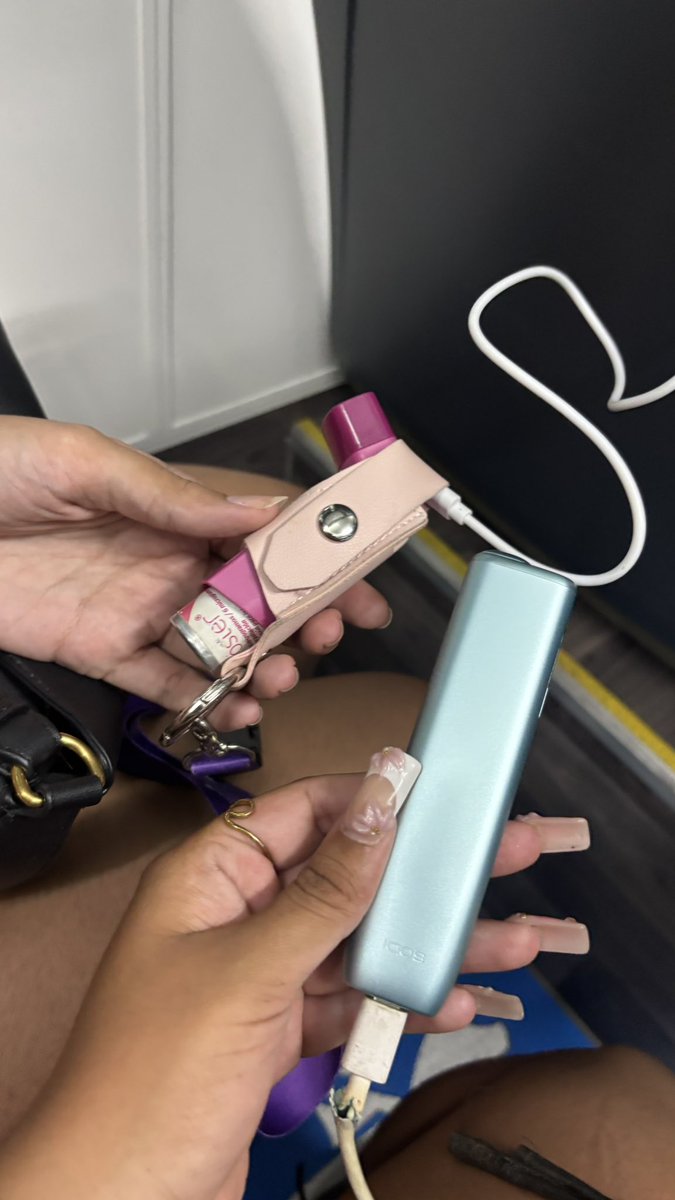 sairamoralees's tweet photo. aquí cargando los iqos https://t.co/0NK7u1aRKu
