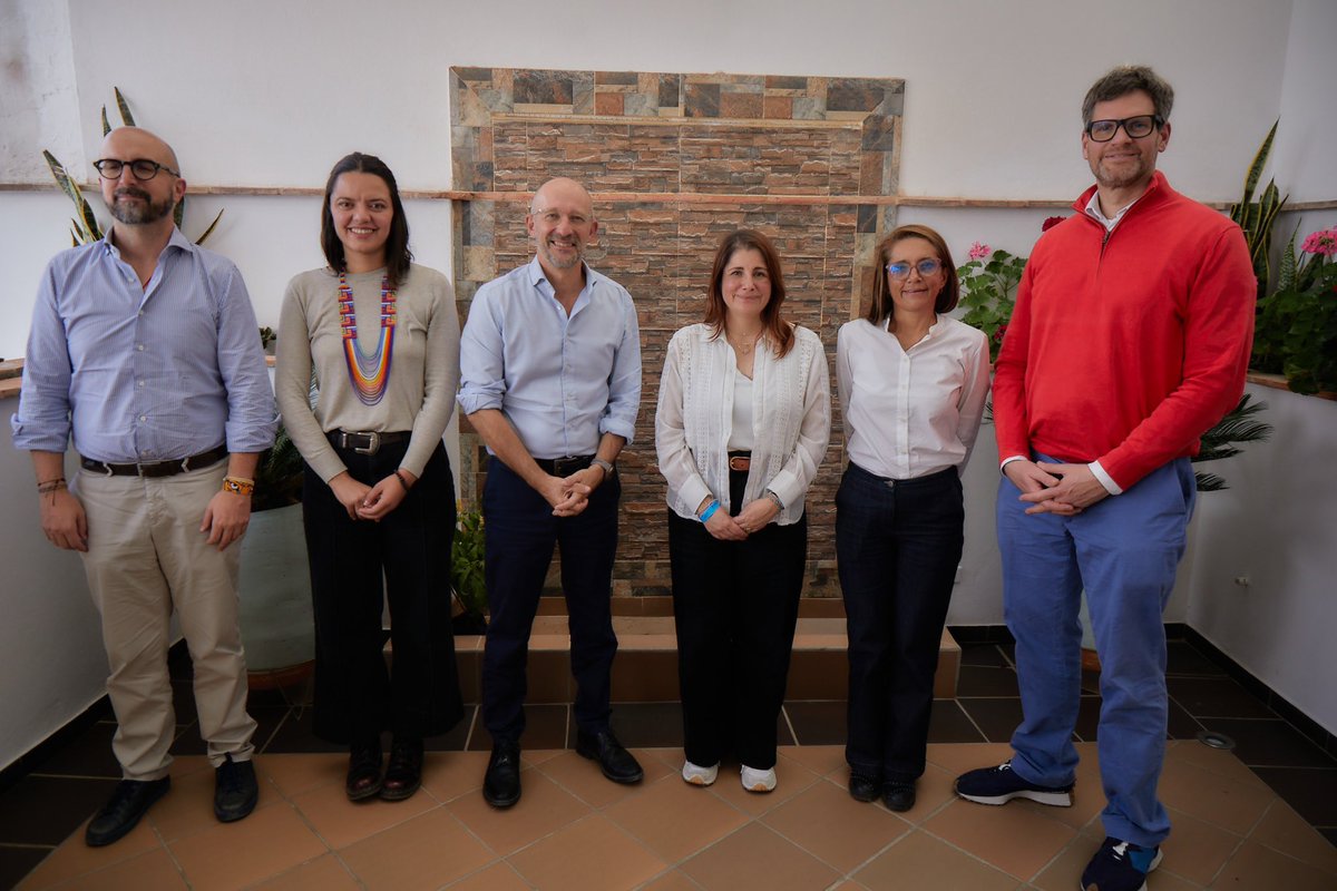 La Defensora del Pueblo, <a href="/MarnIris/">Iris Marín Ortiz</a>, se reunió con François Roudié, nuevo Embajador de la <a href="/UEenColombia/">Unión Europea en Colombia 🇪🇺</a> 🇪🇺🇨🇴.

Dialogaron sobre el derecho a un #BuenFuturoHoy, los derechos ambientales y el apoyo a liderazgos sociales y comunitarios. También abordaron los 10 puntos del decálogo