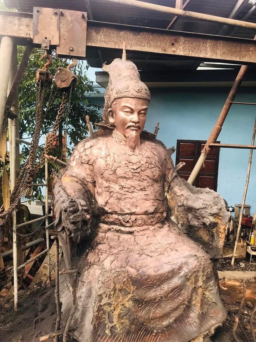 EchoOfTruthVN's tweet photo. CHÚNG TA NỢ VUA GIA LONG MỘT CÔNG TRÌNH TÔN VINH XỨNG ĐÁNG!…???

Câu chuyện về Gia Long- Nguyễn Ánh vẫn là đề tài gây tranh cãi. Trong chính sử, sách giáo khoa nhiều thế hệ học sinh được dạy, Nguyễn Ánh gắn liền với hình ảnh “Cõng rắn cắn gà nhà”. Ai nói khác đi dễ bị quy kết là “lật sử”. Nhưng liệu có công bằng với ông không?

Từ khi chúa Nguyễn Hoàng đưa dân vào Nam khai khẩn, mở mang bờ cõi, đến đời Gia Long thì lãnh thổ nước ta được thống nhất từ mũi Cà Mau đến địa đầu Móng Cái, bao gồm cả Hoàng Sa và Trường Sa. Cái tên “Việt Nam”, danh xưng mà chúng ta ngày nay vẫn tự hào, cũng chính là gắn liền với Gia Long (Ông đề nghị đặt quốc hiệu là “Nam Việt”, nhưng triều Thanh đảo ngược thành “Việt Nam”, câu chuyên này sẽ nói sau).

Trong tâm thức nhiều người, Nguyễn Ánh vẫn chỉ bị khắc họa như kẻ dựa vào ngoại bang, “bán nước cầu vinh”. Nhiều lúc tôi cứ lẩn thẩn: “Người đời nghĩ vậy cũng là lẽ thường tình. Nhưng buồn hơn là ở chỗ ngay con cháu dòng họ Nguyễn ở xứ Thanh vẫn chỉ cho rằng Nguyễn Ánh “cõng rắn cắn gà nhà”, mà không nhìn thấy công lao của ông thì thật đáng trách. Con cháu họ Nguyễn chỉ coi ông cha là “giặc” thì thật là chua xót”.

Tôi nhớ lời cụ thân sinh khi còn sống, bảo: “Giặc cỏ” Tây Sơn khi ra Bắc đốt Lam Kinh, cháy liền ba tháng, khói đen phủ kín cả chân trời xứ Thanh. Cụ vốn là con cháu nhà Lê nên không ưa Tây Sơn và suy nghĩ cực đoan cũng là điều dễ hiểu.

Lớn lên, hiểu biết hơn, tôi nhận ra rằng, vua chúa cũng là con người, đều có hai mặt: Sáng - tối. Quang Trung là một anh hùng vĩ đại, người đánh tan mấy chục vạn quân Thanh, làm rạng danh dân tộc. Song chính quân Tây Sơn cũng từng gây nhiều đau thương tang tóc cho dân lành. Nhận định công bằng, khách quan với cả hai phía mới là cách nhìn trưởng thành.

Gia Long cũng vậy. Đúng là ông cầu viện ngoại bang, nhưng cũng chính ông là người đặt nền móng cho một triều đại kéo dài hơn 100 năm, giữ yên bờ cõi, mở mang đất nước, xây dựng nhiều công trình văn hóa, từ Kinh thành Huế, lăng tẩm, hệ thống sông ngòi thủy lợi… để lại dấu ấn cho hậu thế. Đó không thể chỉ là hình ảnh của một kẻ “cõng rắn”.

Lịch sử cần sự công bằng, chứ không phải chỉ những phán xét cực đoan. Nhiều người, kể cả không ít trí thức thời nay, chỉ nhìn thấy mặt tối mà không nhìn thấy mặt sáng của Gia Long.

Tôi vẫn thầm ước một ngày nào đó, trên mảnh đất xứ Thanh có một tượng đài mang tên Gia Long - Nguyễn Ánh lừng lững chẳng kém gì tượng Quang Trung mà “Bọ Nhân” đã làm ở ngay Trung tâm TP. Thanh Hóa. Tượng đài này đặt ở đâu đó, Hàm Rồng, chẳng hạn, để vinh danh ông như một người đã đưa giang sơn về một mối và đặt quốc hiệu Việt Nam. “Bọ Nhân” ơi, ông chuẩn bị tinh thần nhé (cụ Trịnh Huyên nhắn với “Bọ Nhân” như thế nhé).

Công trình không chỉ tôn vinh ông, mà cái cốt lõi là để nhắc nhở rằng: Lịch sử không chỉ là vinh quang một phía, mà là bức tranh nhiều màu. Và thế hệ hôm nay (chí ít là người xứ Thanh) cần đủ bản lĩnh để nhìn nhận trọn vẹn, tôn vinh xứng đáng những nhân vật đã góp phần định hình non sông.

Hãy công bằng với Gia Long, như chúng ta đã công bằng với Quang Trung. Bởi lịch sử chỉ thật sự soi sáng tương lai khi được nhìn bằng con mắt bao dung, khách quan và tỉnh táo.

Chú thích ảnh của tác giả: Pho tượng đồng vua Gia Long được nghệ nhân đúc đồng xứ Huế Nguyễn Văn Thuận đúc, hoàn thành ngày 17/11/2022.

LÊ THỌ BÌNH