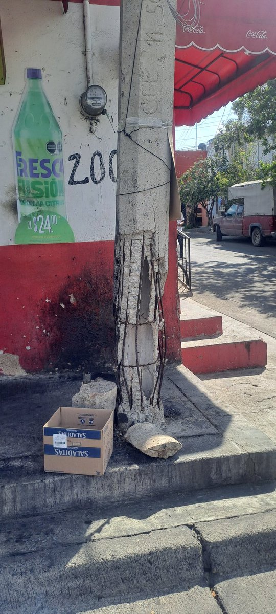 Ginaix20's tweet photo. @CFE_Contigo Donde puedo reportar este poste de luz en la esquina de la calle Susana ortiz Silva y Cayetano Esteva, colonia Polanquito de Guadalajara. Está a nada de caerse y ya lleva varios reportes y nada que vienen https://t.co/K0EAgIzoiV