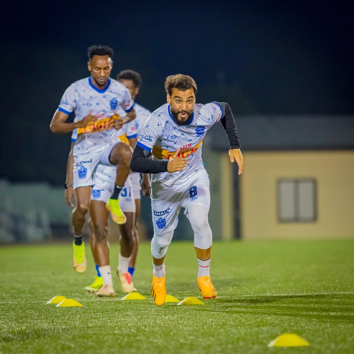 Anarwabuneza's tweet photo. Ibirori mu birori i Kigali:
Iyi kipe y'ubururu n'umweru, ejo (20/9/2025) ifite urubanza. Tubizirikane na byo. #RAYSING #Pelestadium #Cafchampionship
Oh Rayon!
@rayon_sports @RwandaLeague @FERWAFA https://t.co/4G9vYVe8Pd