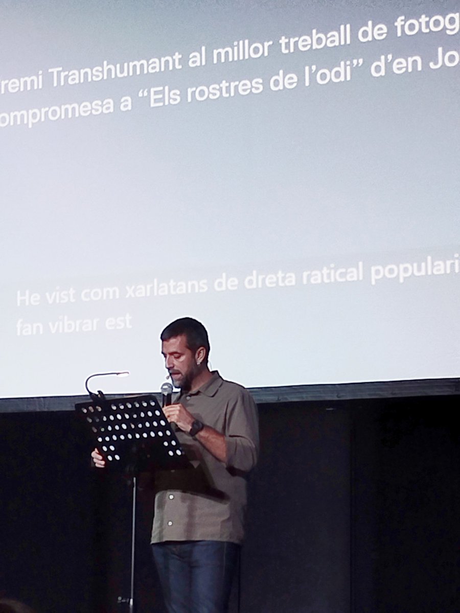 alexiaplanasc's tweet photo. Felicitats pel treball de fotografia "Els rostres de l’odi" i pel premi. 
Mai decepciones, @jordiborras !
Un discurs ferm, convincent i també poètic, malgrat tot. 💪 https://t.co/cvWVrDr4Z1