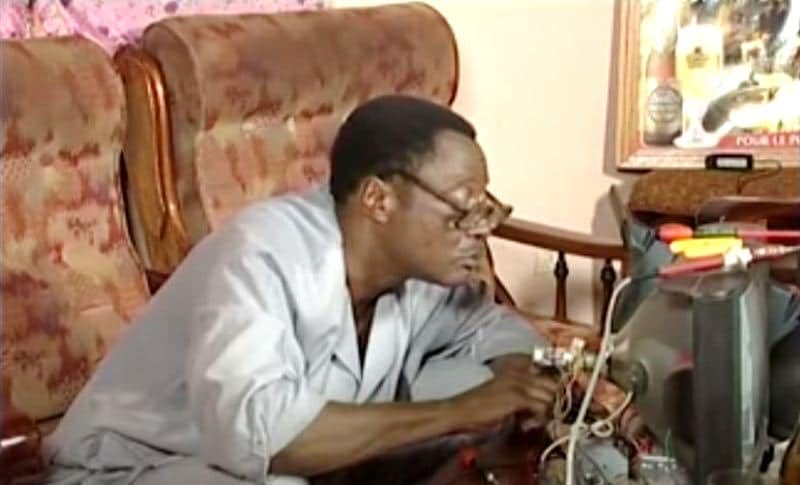 Respectez ce monsieur! Croyez moi.
J'ai essayé de régler le problème de joystick d'une manette. Ma poche va sentir ça 😂