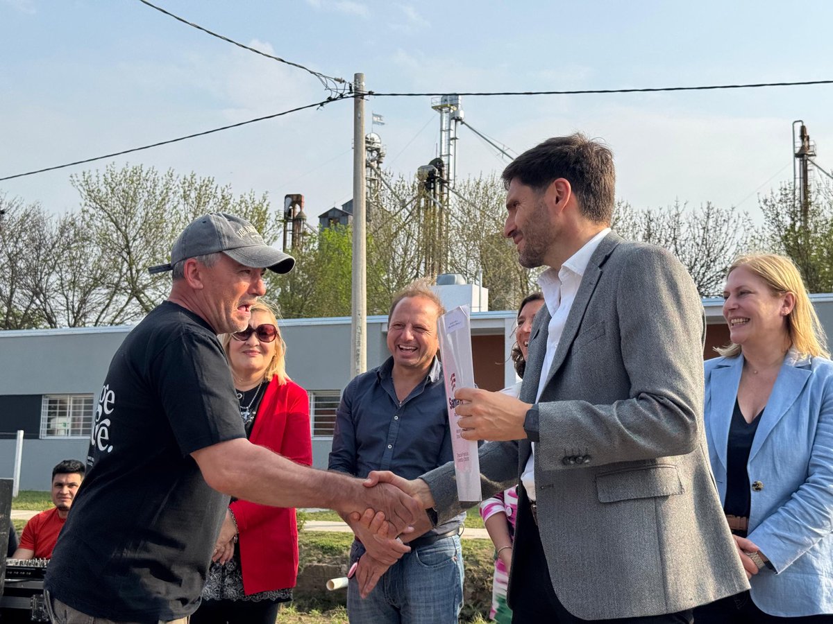 LetiDiGregorio's tweet photo. Nos llena el corazón saber que hoy 7 familias acceden a su propio #hogar. Una gestión que llevamos adelante junto al presidente comunal @ezerodriguez y que hoy vemos concretada gracias al trabajo conjunto con el @gobsantafe. 💪🏻 https://t.co/Erbi0Z1Pyp