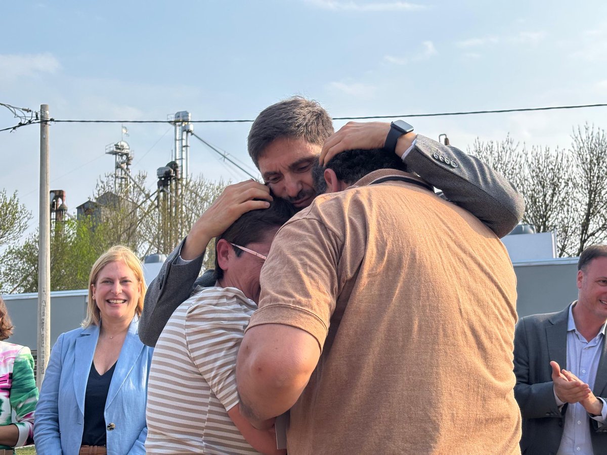 LetiDiGregorio's tweet photo. Nos llena el corazón saber que hoy 7 familias acceden a su propio #hogar. Una gestión que llevamos adelante junto al presidente comunal @ezerodriguez y que hoy vemos concretada gracias al trabajo conjunto con el @gobsantafe. 💪🏻 https://t.co/Erbi0Z1Pyp