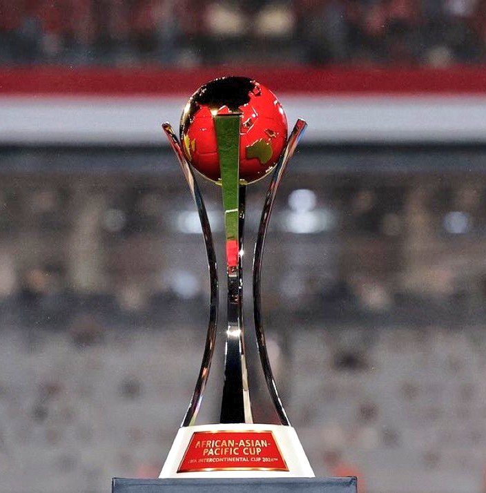 قابلتــك الليلــه .. وانا عــابر سبيــل
ماني بفاضي لك .. ولا اللي خلفــوك

عندي ذهب صافي من الوزن الثقيل
لابـــد مايستـقبلــه نــــادي المـلــوك

#الأهلي_الهلال