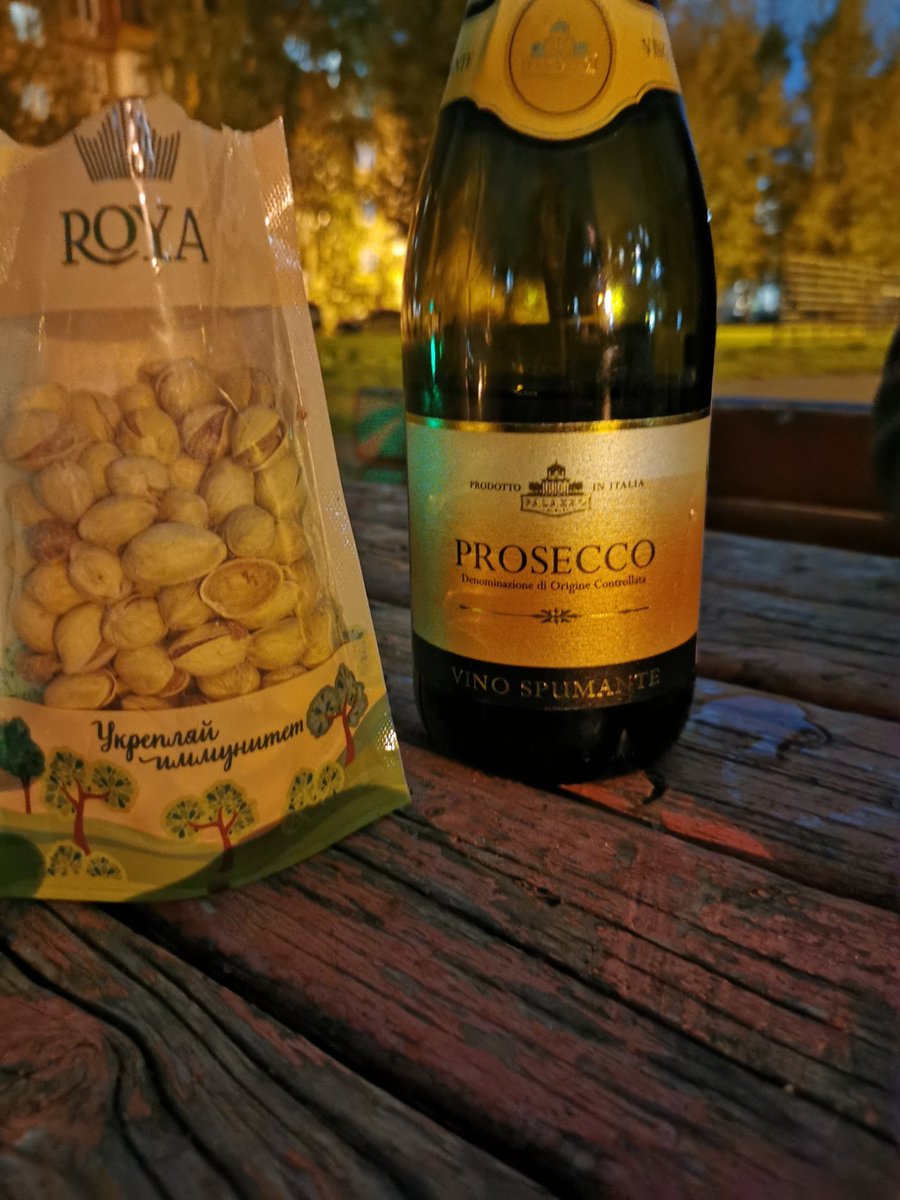 RustamAmirov6's tweet image. Очарование посиделок на скамейке во дворе