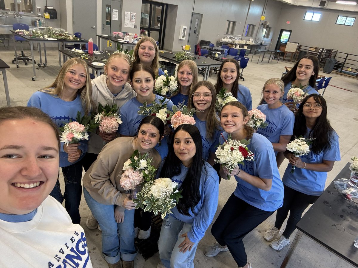 kdbrandl's tweet image. Wild week! Homecoming flowers orders passed 100 arrangements made in 2 days, TeachAg Day breakout boxes and Freshman Greenhand day. It’s a great day to #TeachAg and to be #LakeviewVikes. #AgWithBrandl
