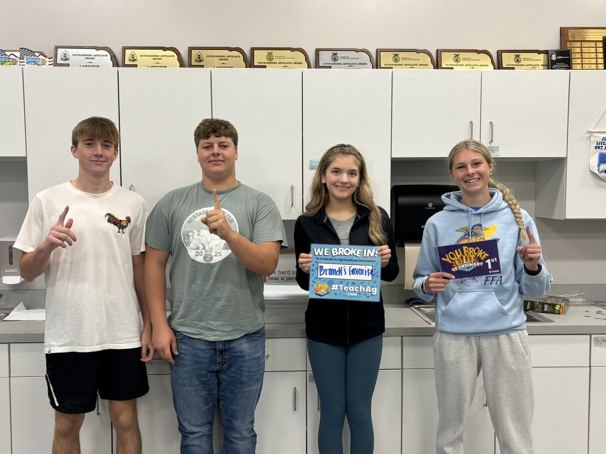 kdbrandl's tweet image. Wild week! Homecoming flowers orders passed 100 arrangements made in 2 days, TeachAg Day breakout boxes and Freshman Greenhand day. It’s a great day to #TeachAg and to be #LakeviewVikes. #AgWithBrandl