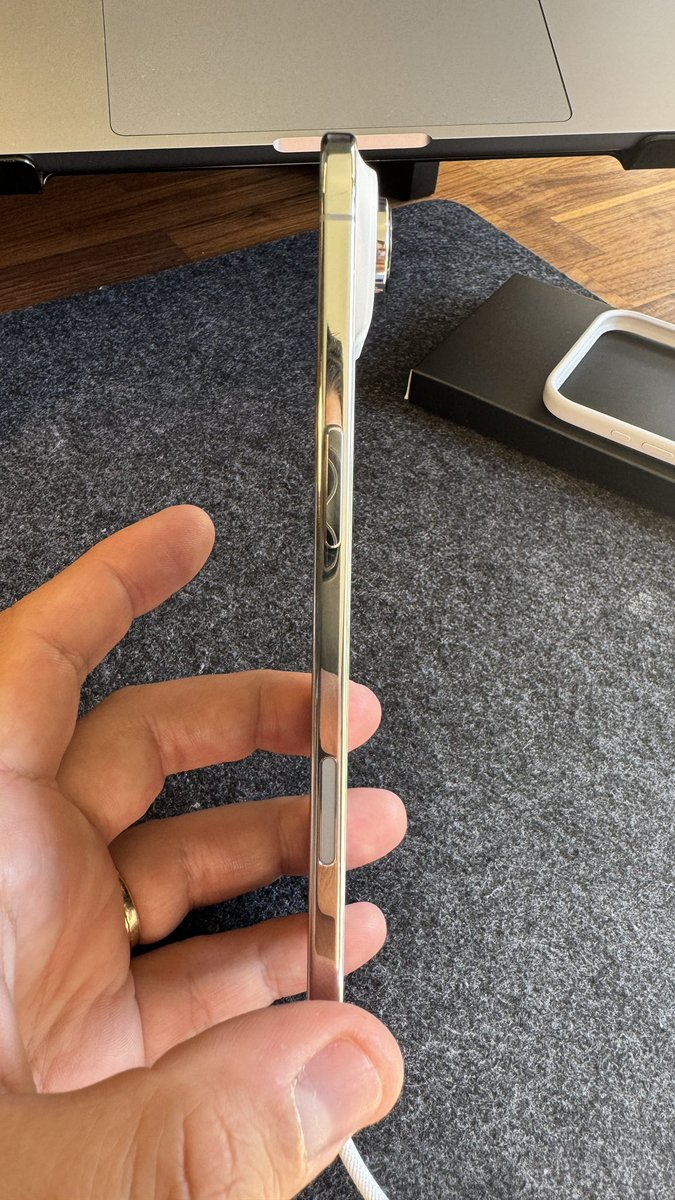 The iPhone Air is the best iPhone I’ve owned since the iPhone X.

I don’t care about the missing camera or the missing speaker … this feels like the future. A jewel in the hand.

Any hardcore Apple fan should choose the Air over the Pro. You will NOT regret it. I promise you