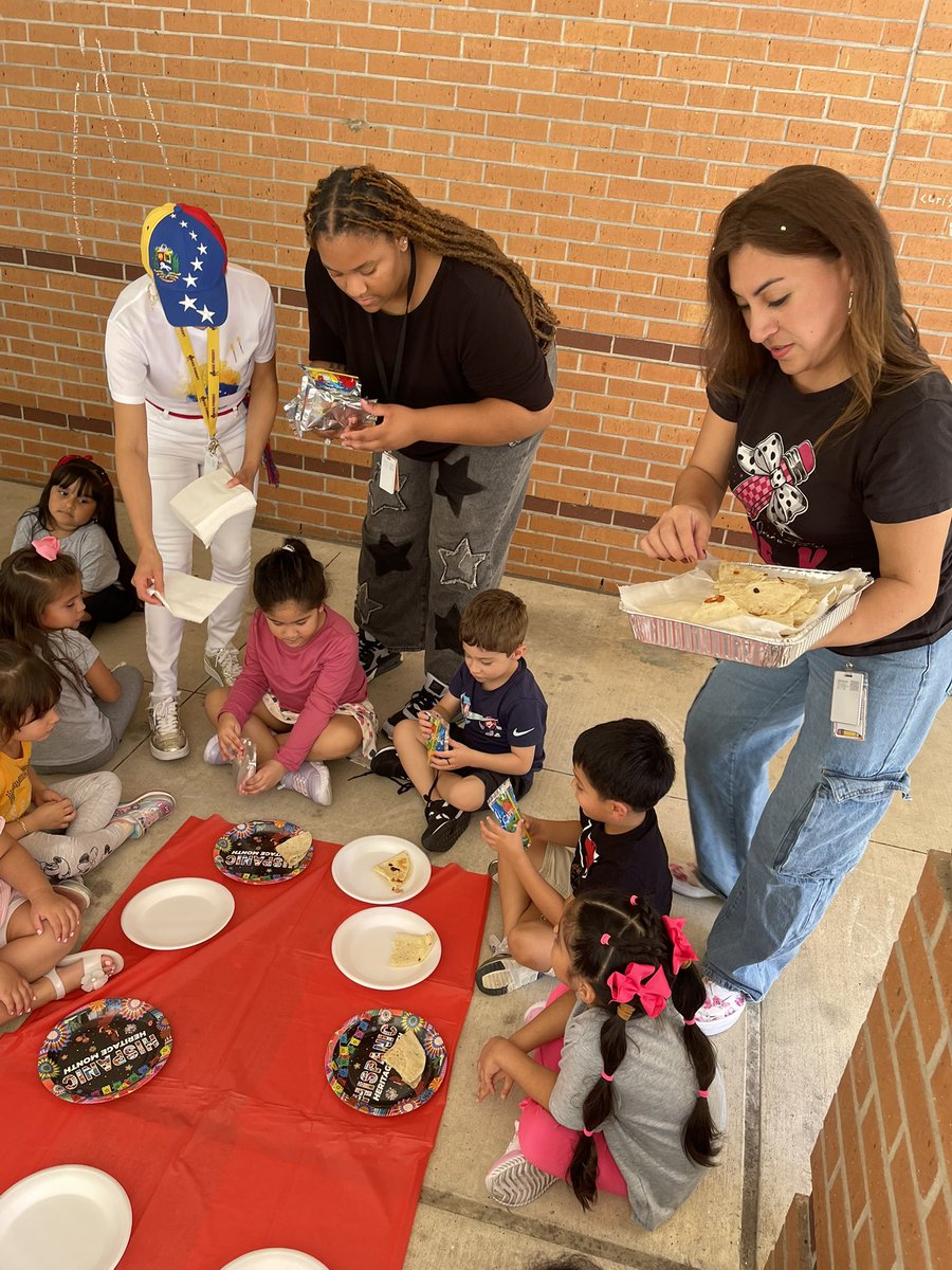 LEThomas_ECE's tweet image. Hispanic Heritage Picnic Celebration at @HumbleISD_OFE in PK ! Loved the teamwork and seeing students proudly represent their countries through clothing today. 🇲🇽🇨🇴🇨🇺🇩🇴 #HispanicHeritageMonth @MrsAyala_OFE @SalandraWillia1 @HumbleISD_PREK