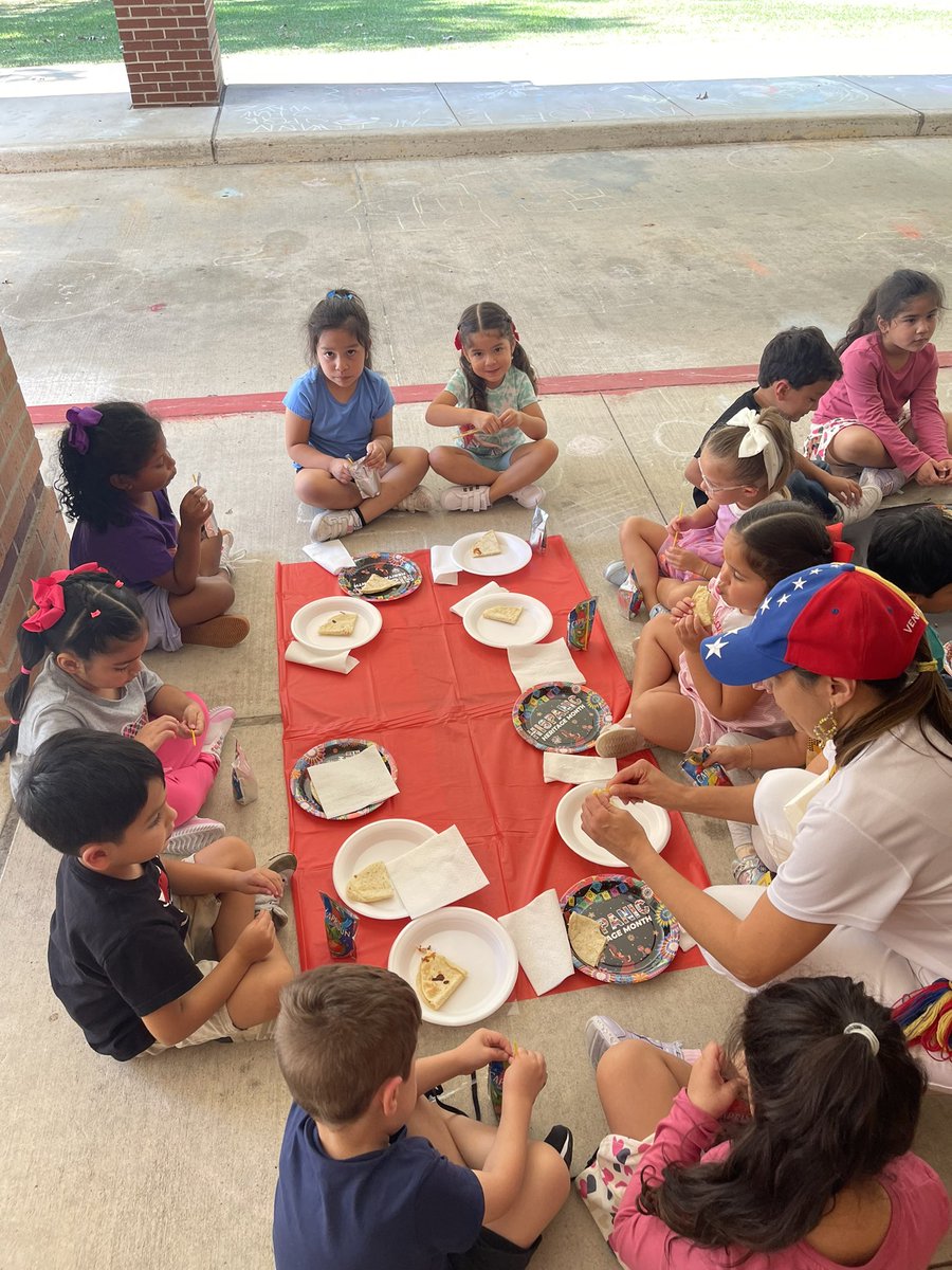 LEThomas_ECE's tweet image. Hispanic Heritage Picnic Celebration at @HumbleISD_OFE in PK ! Loved the teamwork and seeing students proudly represent their countries through clothing today. 🇲🇽🇨🇴🇨🇺🇩🇴 #HispanicHeritageMonth @MrsAyala_OFE @SalandraWillia1 @HumbleISD_PREK