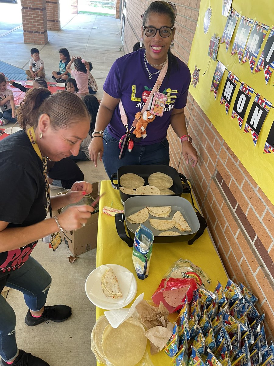 LEThomas_ECE's tweet image. Hispanic Heritage Picnic Celebration at @HumbleISD_OFE in PK ! Loved the teamwork and seeing students proudly represent their countries through clothing today. 🇲🇽🇨🇴🇨🇺🇩🇴 #HispanicHeritageMonth @MrsAyala_OFE @SalandraWillia1 @HumbleISD_PREK