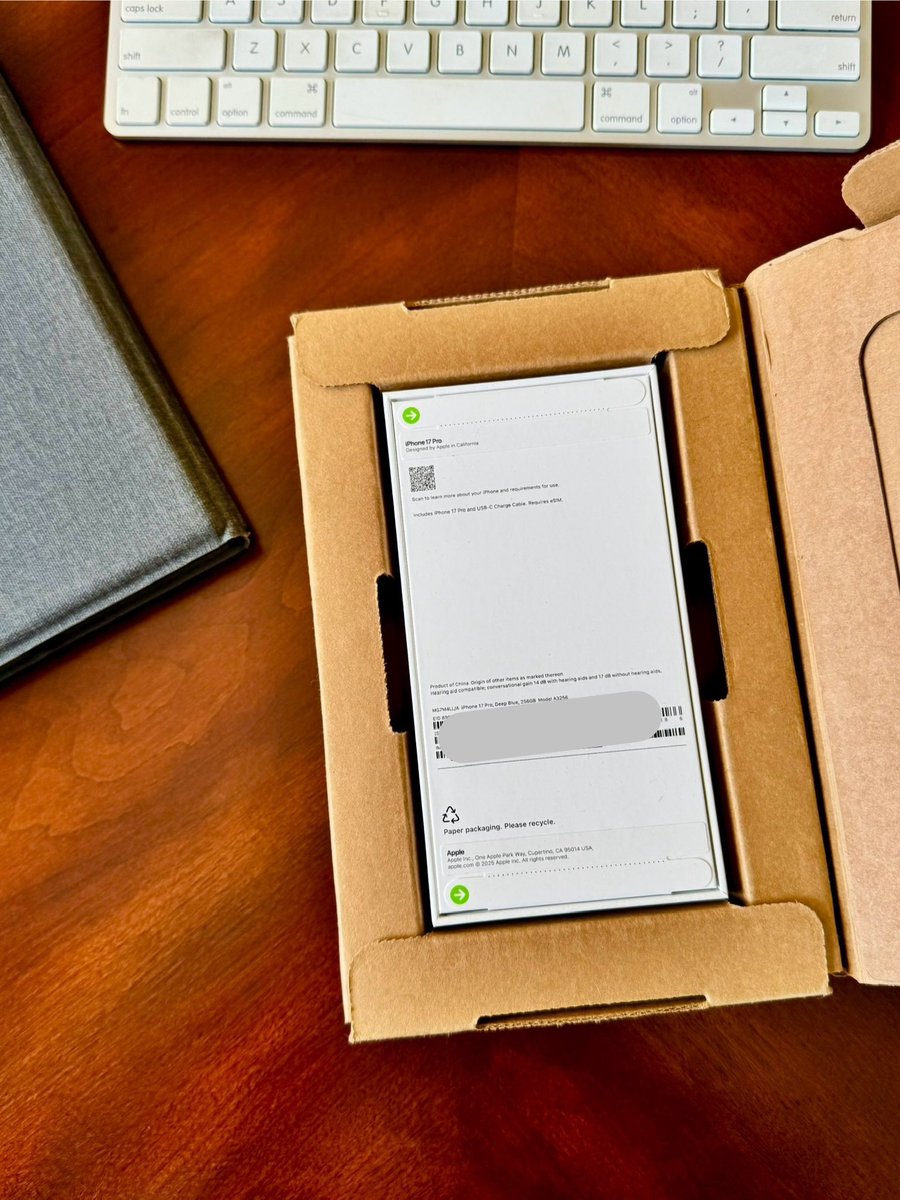 m_bernards's tweet image. Arrived….unboxing 📦 #iPhone17Pro