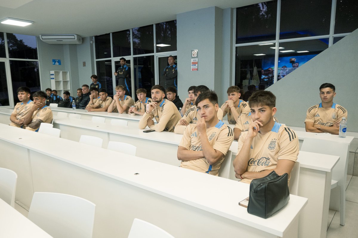 Argentina's tweet photo. #Sub20 Tras la práctica, el plantel recibió una capacitación sobre integridad en el fútbol a cargo del Dr. Andrés Paton Urich.

📝 https://t.co/r5p6tyCwi3 https://t.co/uStZteqaSF