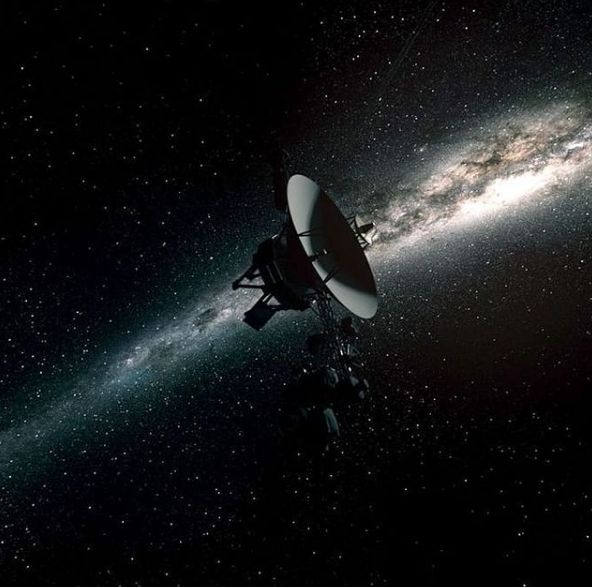 La Voyager 1 lleva 48 años surcando el espacio y ahora está a solo un día luz de distancia. Ahora imaginen la distancia real que supone un año luz.