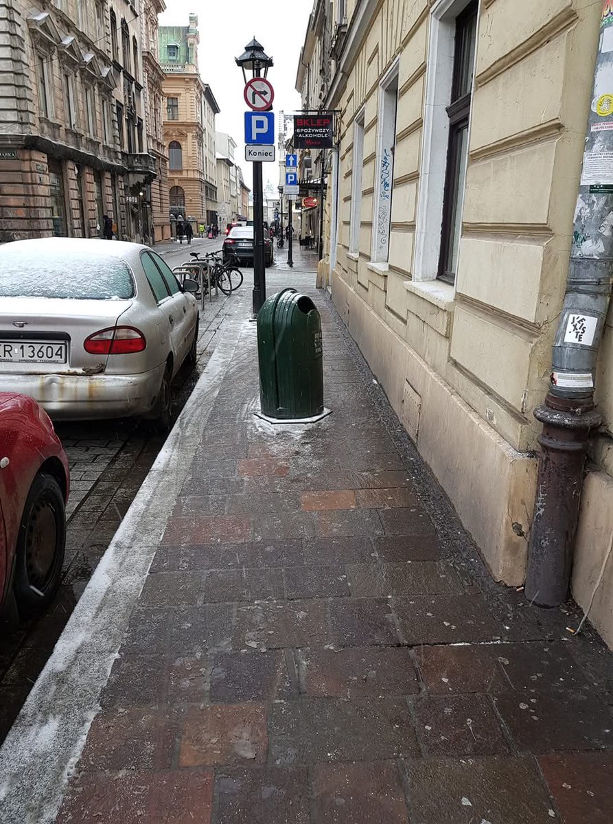 anciach's tweet photo. @EasyRid04682094 No i są stawiane tak, że nie sposób ich nie zauważyć… https://t.co/Gxf9ewwGC9