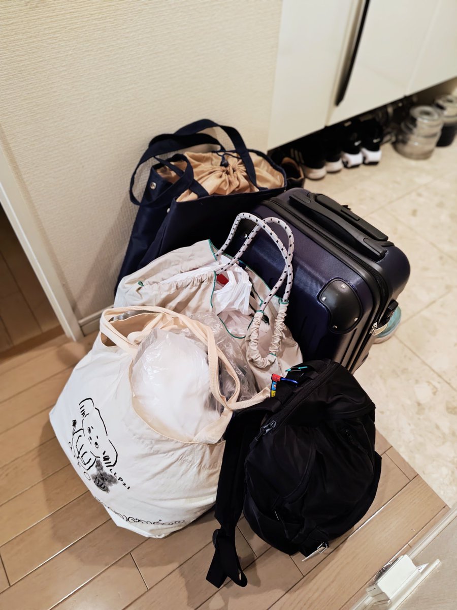 shiinomikozaru's tweet photo. おはようございます
本日はSOUND SCENE本番ですパンフレットやスポンサー特典の差し入れなどなど…荷物がこんなになりました
帰りは減るので、あえて分けてます
舞台を観に来てくださるみなさま、気を付けてお越しください
#soundscene https://t.co/8O5udwAy1Q