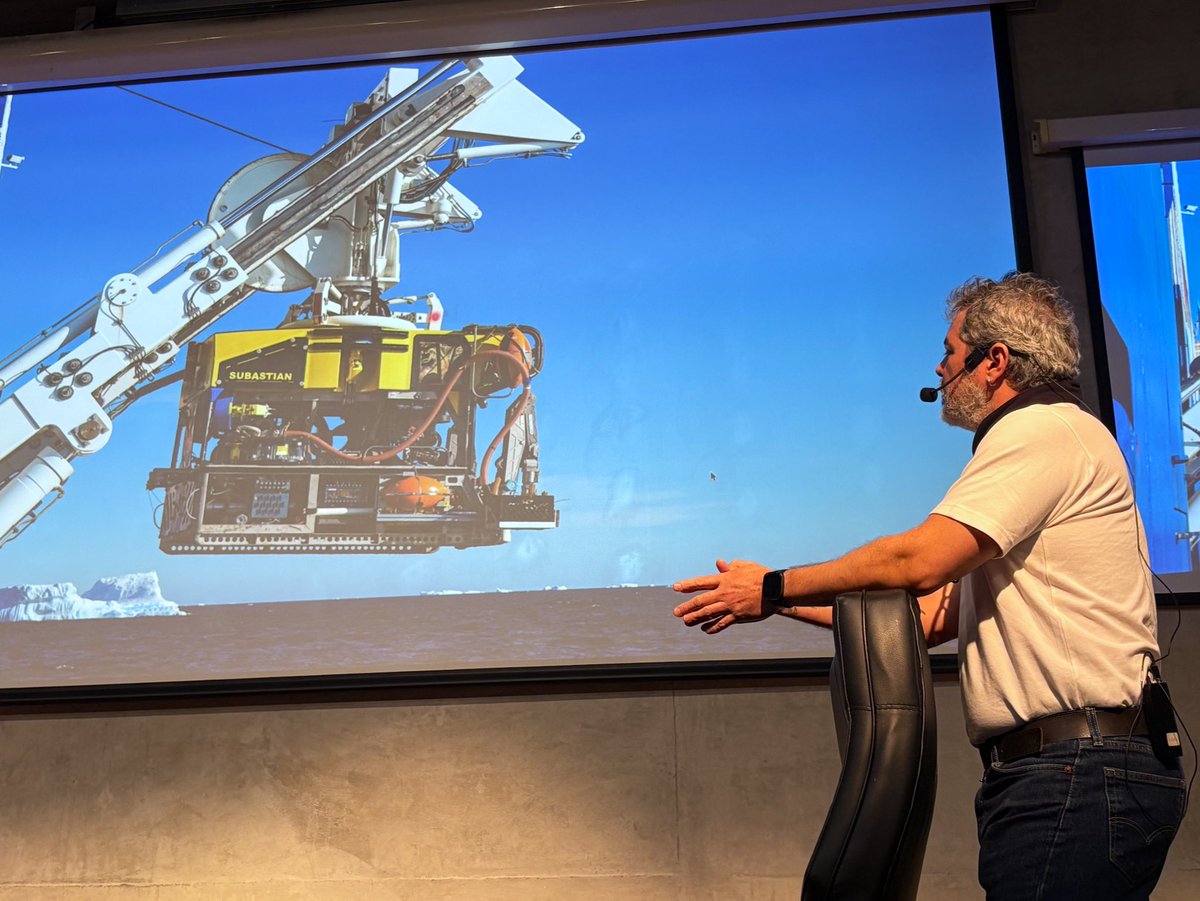🌊 #URUGUAYSUB200 | Comenzó, en Facultad de Ingeniería, el coloquio “SuBastian: explorando los secretos del océano profundo”, a cargo de los pilotos del ROV, Michael Netto y Joel Pérez.

🔴 En vivo: youtube.com/live/7kP9n4E7e…
